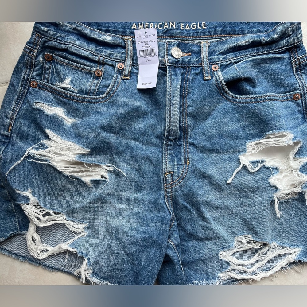 American Eagle 90’s Boyfriend Distressed Short - Size 6
